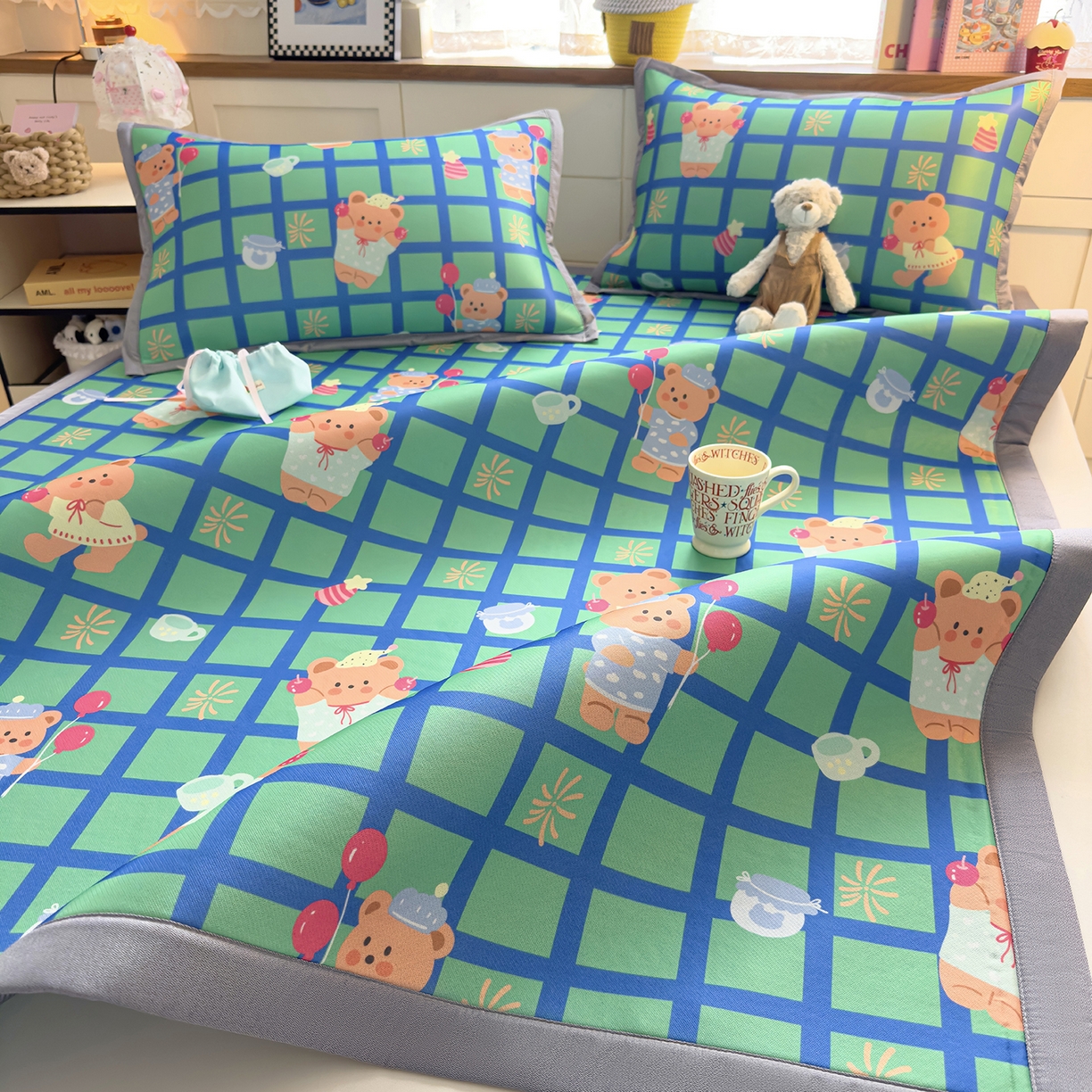 91家纺网 家纺一手货源 找家纺 圣比熊 2026新款烫光数码印花冰丝凉席 蓝莓甜熊