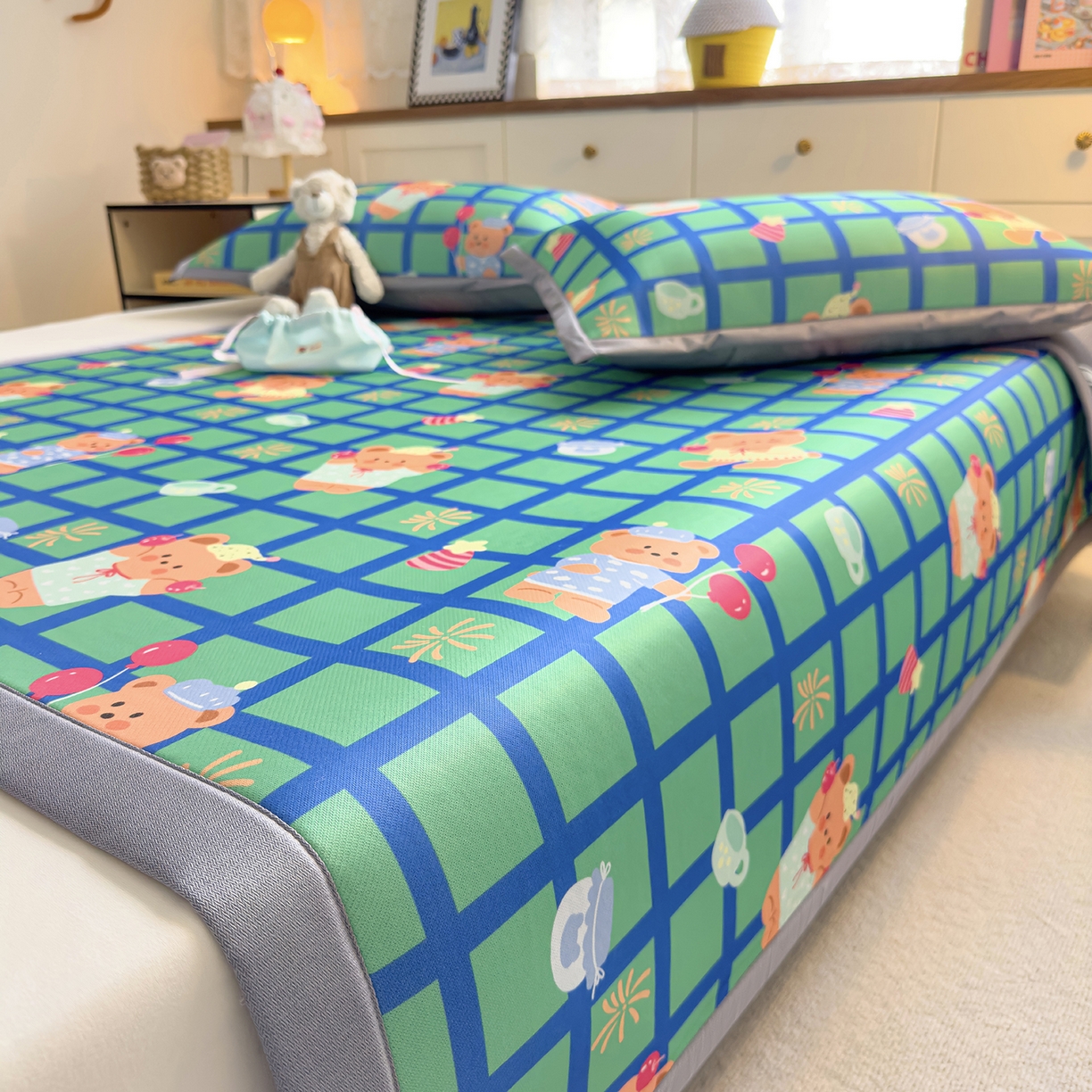 91家纺网 家纺一手货源 找家纺 圣比熊 2026新款烫光数码印花冰丝凉席 蓝莓甜熊