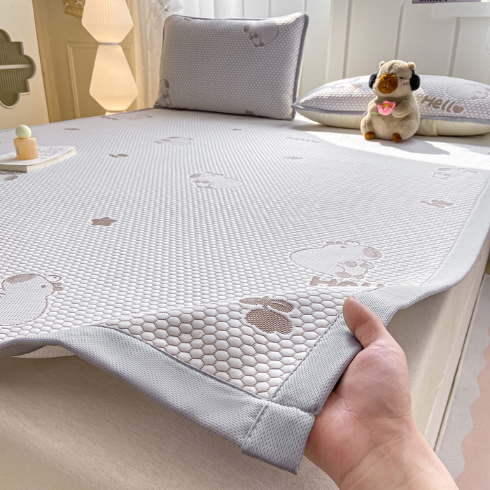 91家纺网 家纺一手货源 找家纺 家喜爱 2026新款冰感豆豆软凉席高克重加捻不起球-场景二 卡帕巴拉-咖色