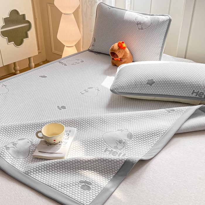 91家纺网 家纺一手货源 找家纺 家喜爱 2026新款冰感豆豆软凉席高克重加捻不起球-场景二 卡皮巴拉-灰色