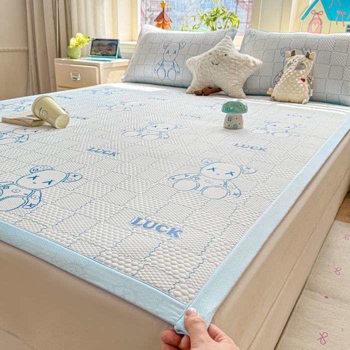 91家纺网 家纺一手货源 找家纺 家喜爱 2026新款冰感豆豆软凉席高克重加捻不起球-场景二 LUCK小冰熊-蓝