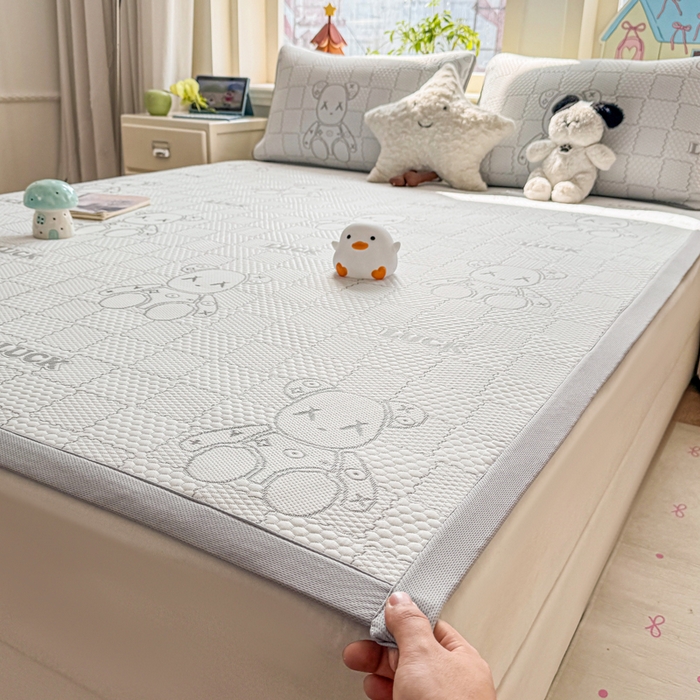 91家纺网 家纺一手货源 找家纺 家喜爱 2026新款冰感豆豆软凉席高克重加捻不起球-场景二 LUCK小冰熊-灰