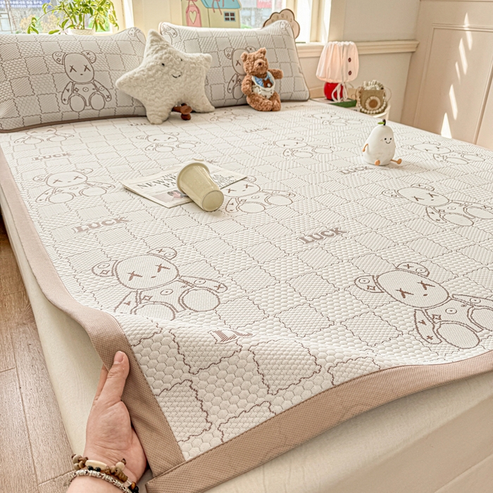 91家纺网 家纺一手货源 找家纺 家喜爱 2026新款冰感豆豆软凉席高克重加捻不起球-场景二 LUCK小冰熊-咖