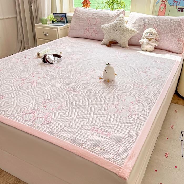 91家纺网 家纺一手货源 找家纺 家喜爱 2026新款冰感豆豆软凉席高克重加捻不起球-场景二 LUCK小冰熊-粉