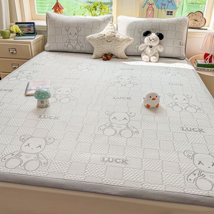 91家纺网 家纺一手货源 找家纺 家喜爱 2026新款冰感豆豆软凉席高克重加捻不起球-场景二 LUCK小冰熊-灰