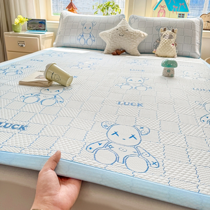 91家纺网 家纺一手货源 找家纺 家喜爱 2026新款冰感豆豆软凉席高克重加捻不起球-场景二 LUCK小冰熊-蓝