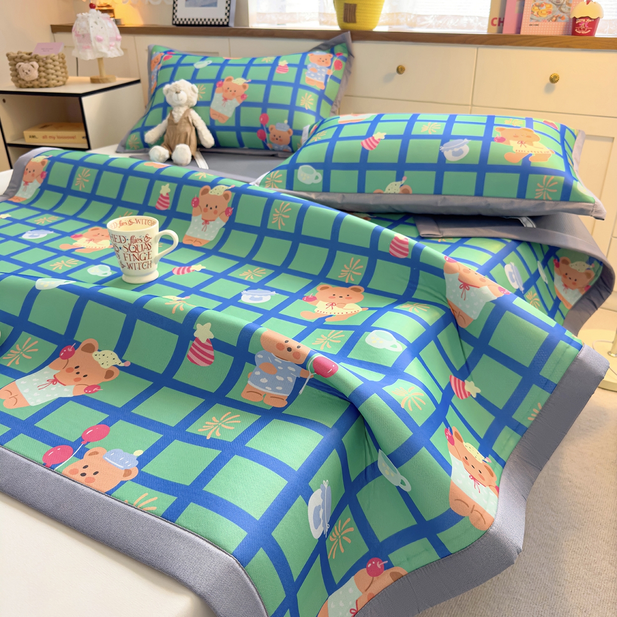 91家纺网 家纺一手货源 找家纺 圣比熊 2026新款烫光数码印花冰丝凉席 蓝莓甜熊