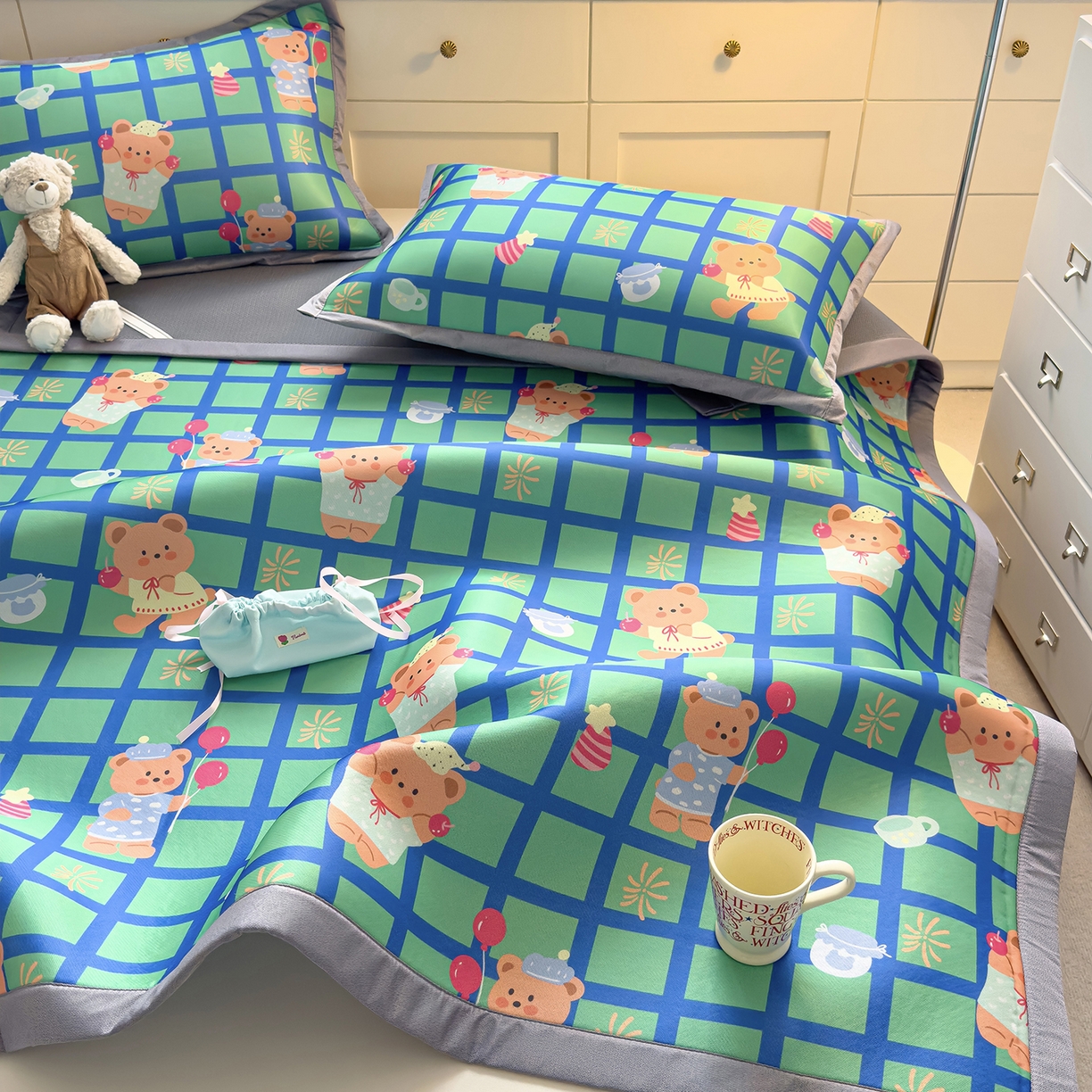 91家纺网 家纺一手货源 找家纺 圣比熊 2026新款烫光数码印花冰丝凉席 蓝莓甜熊