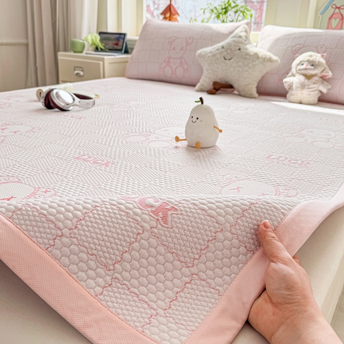 91家纺网 家纺一手货源 找家纺 家喜爱 2026新款冰感豆豆软凉席高克重加捻不起球-场景二 LUCK小冰熊-粉