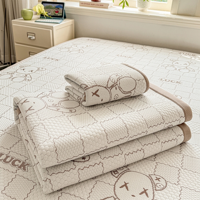 91家纺网 家纺一手货源 找家纺 家喜爱 2026新款冰感豆豆软凉席高克重加捻不起球-场景二 LUCK小冰熊-咖