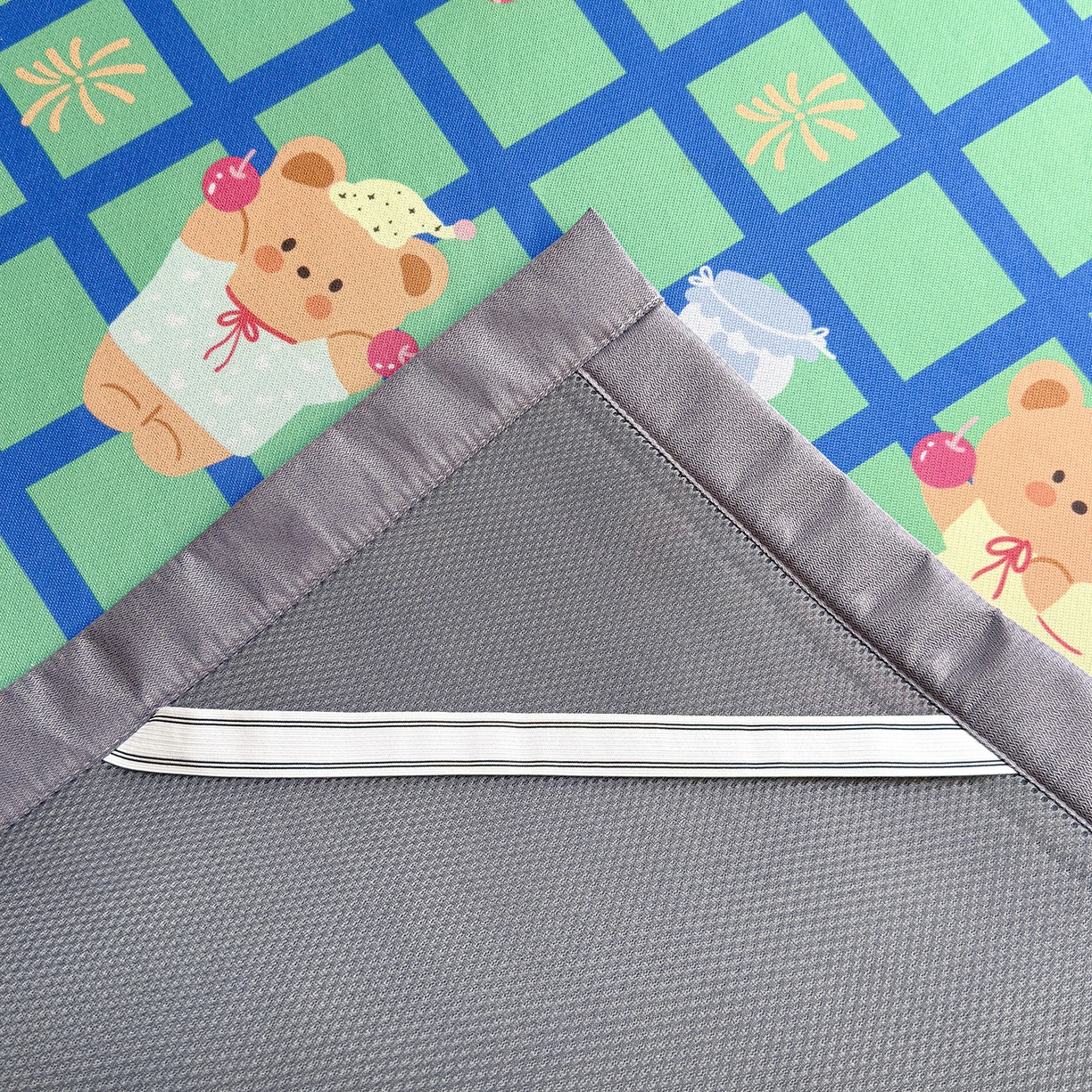 91家纺网 家纺一手货源 找家纺 圣比熊 2026新款烫光数码印花冰丝凉席 蓝莓甜熊