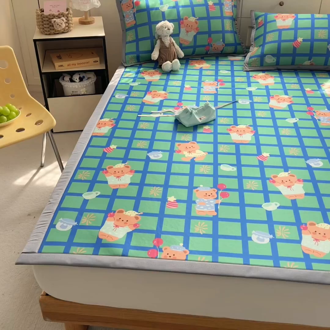 91家纺网 家纺一手货源 找家纺 圣比熊 2026新款烫光数码印花冰丝凉席 蓝莓甜熊