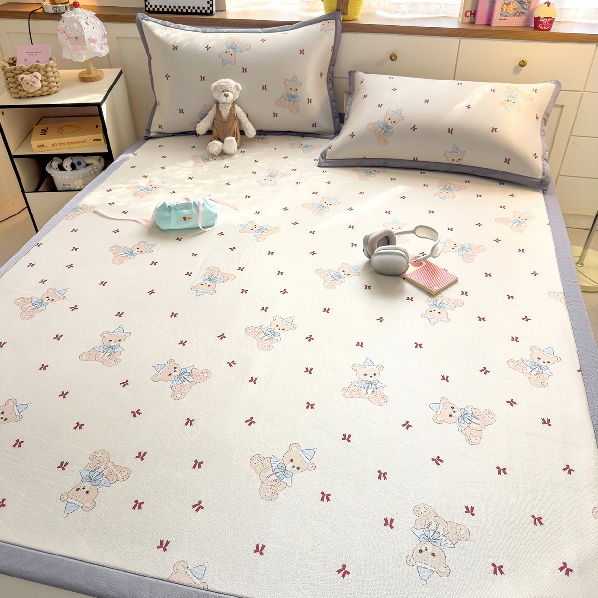 91家纺网 家纺一手货源 找家纺 圣比熊 2026新款烫光数码印花冰丝凉席 奶雾小熊