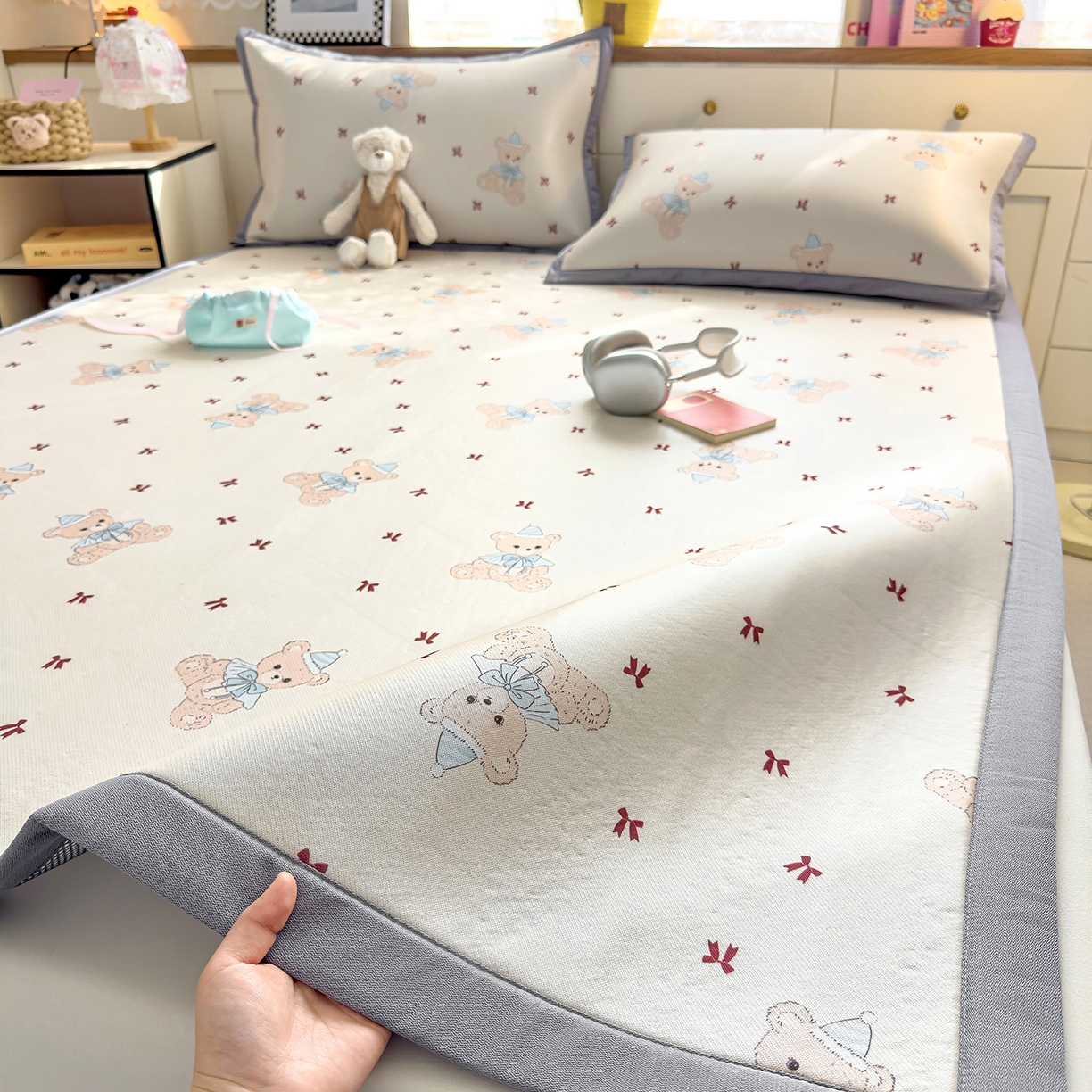 91家纺网 家纺一手货源 找家纺 圣比熊 2026新款烫光数码印花冰丝凉席 奶雾小熊