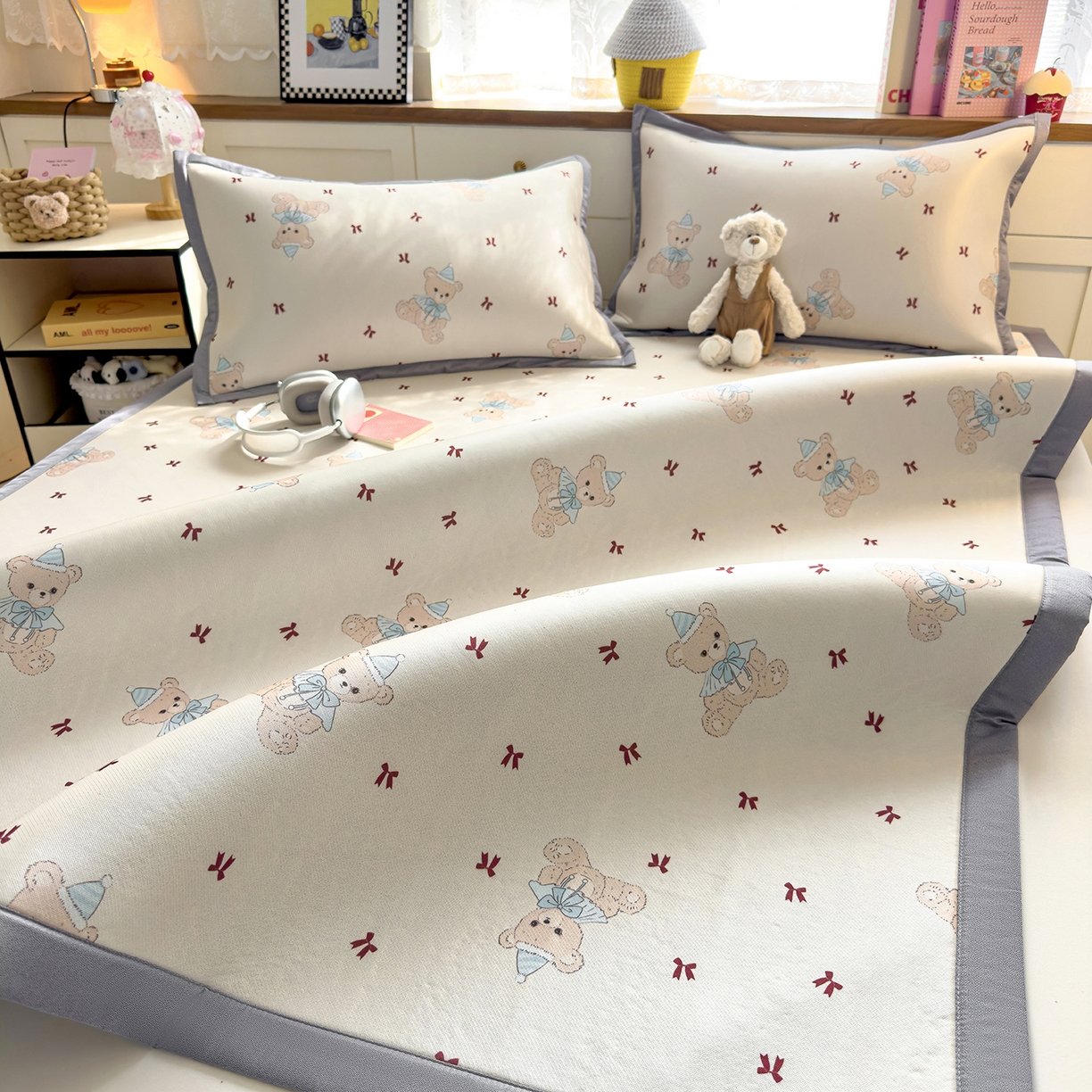 91家纺网 家纺一手货源 找家纺 圣比熊 2026新款烫光数码印花冰丝凉席 奶雾小熊