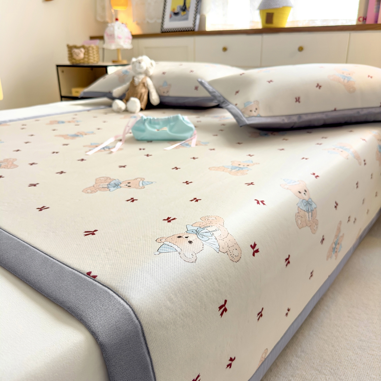 91家纺网 家纺一手货源 找家纺 圣比熊 2026新款烫光数码印花冰丝凉席 奶雾小熊