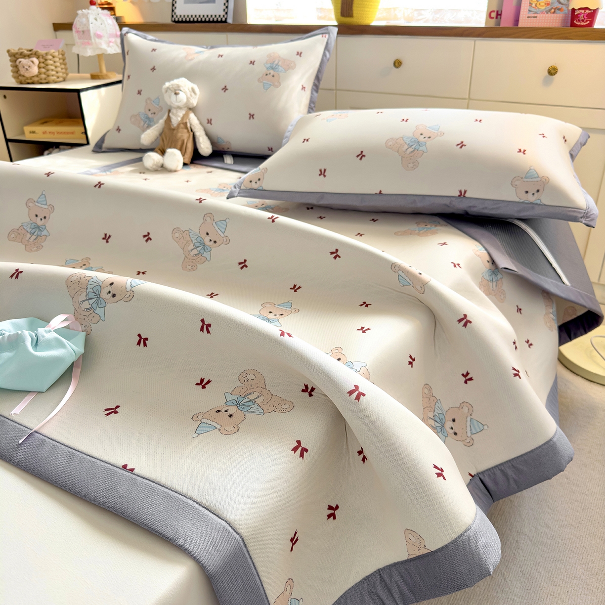 91家纺网 家纺一手货源 找家纺 圣比熊 2026新款烫光数码印花冰丝凉席 奶雾小熊