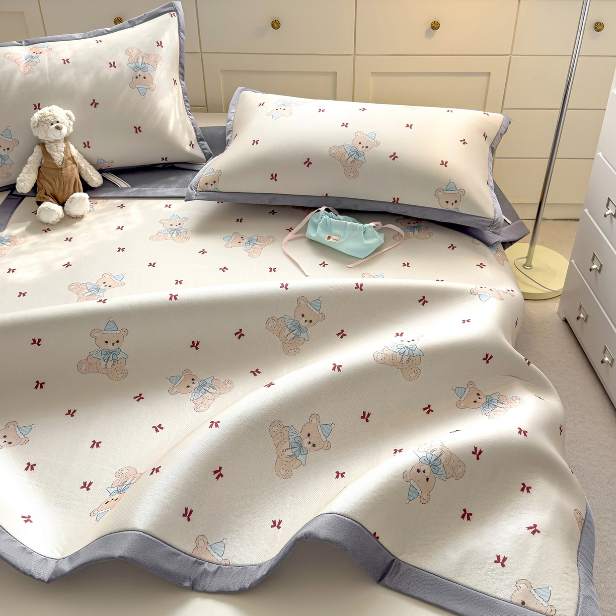 91家纺网 家纺一手货源 找家纺 圣比熊 2026新款烫光数码印花冰丝凉席 奶雾小熊