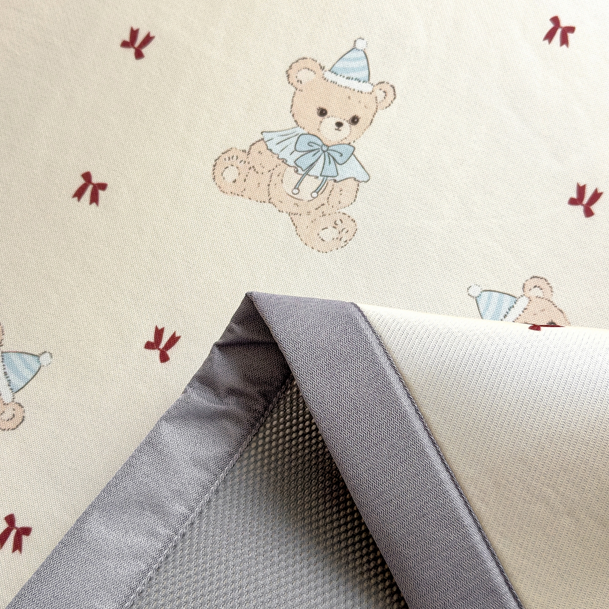 91家纺网 家纺一手货源 找家纺 圣比熊 2026新款烫光数码印花冰丝凉席 奶雾小熊