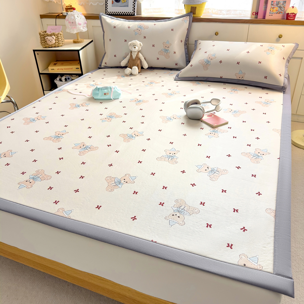 91家纺网 家纺一手货源 找家纺 圣比熊 2026新款烫光数码印花冰丝凉席 奶雾小熊