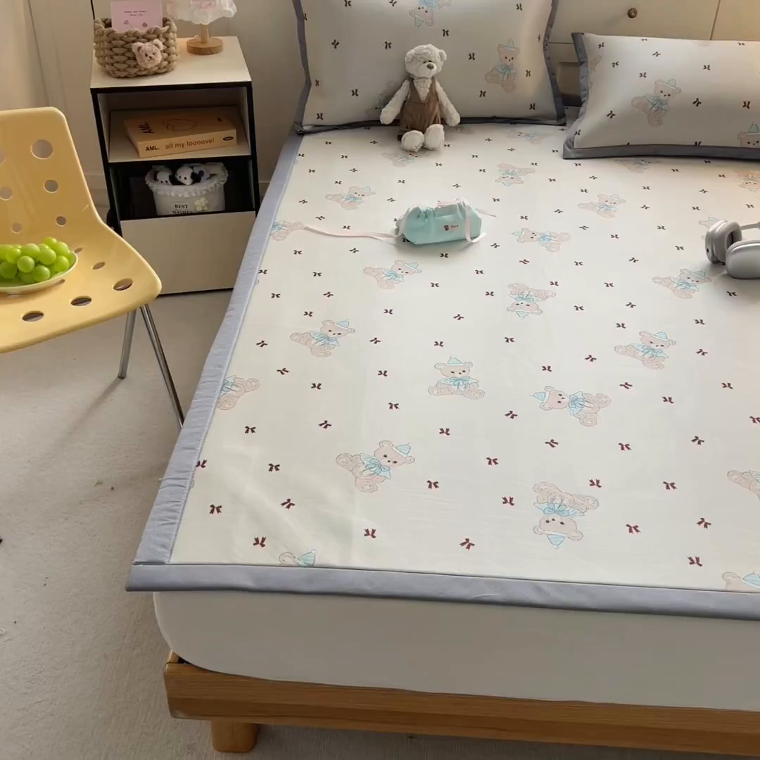 91家纺网 家纺一手货源 找家纺 圣比熊 2026新款烫光数码印花冰丝凉席 奶雾小熊