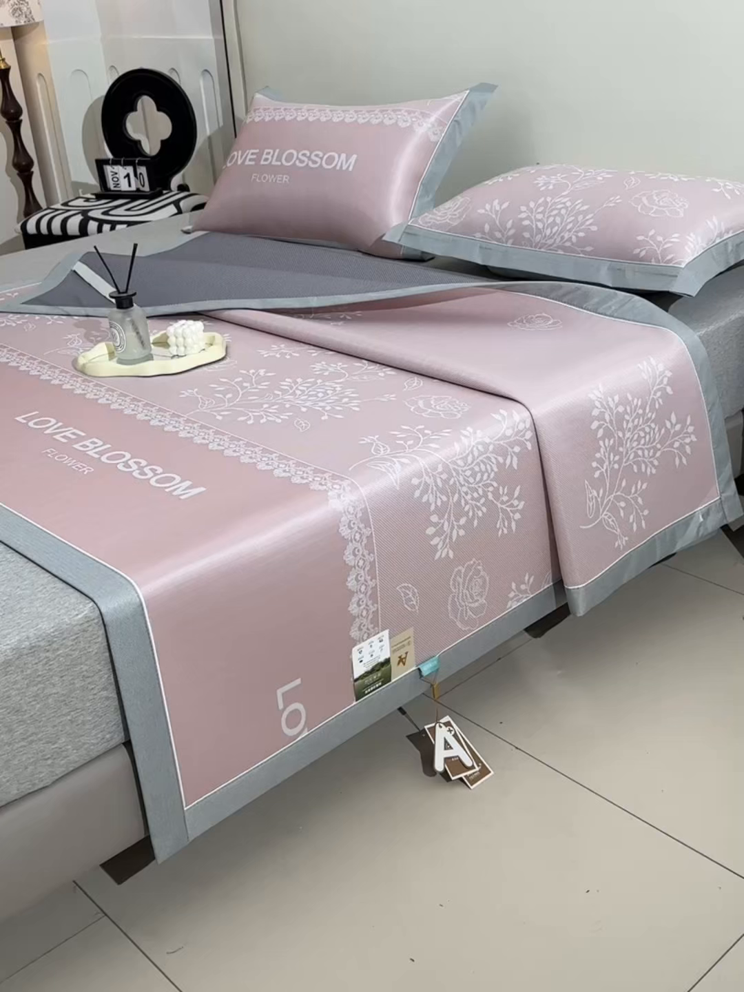 91家纺网 家纺一手货源 找家纺 小牛席业 2026新款PE凉感清新叶语冰丝席凉席席子 粉色