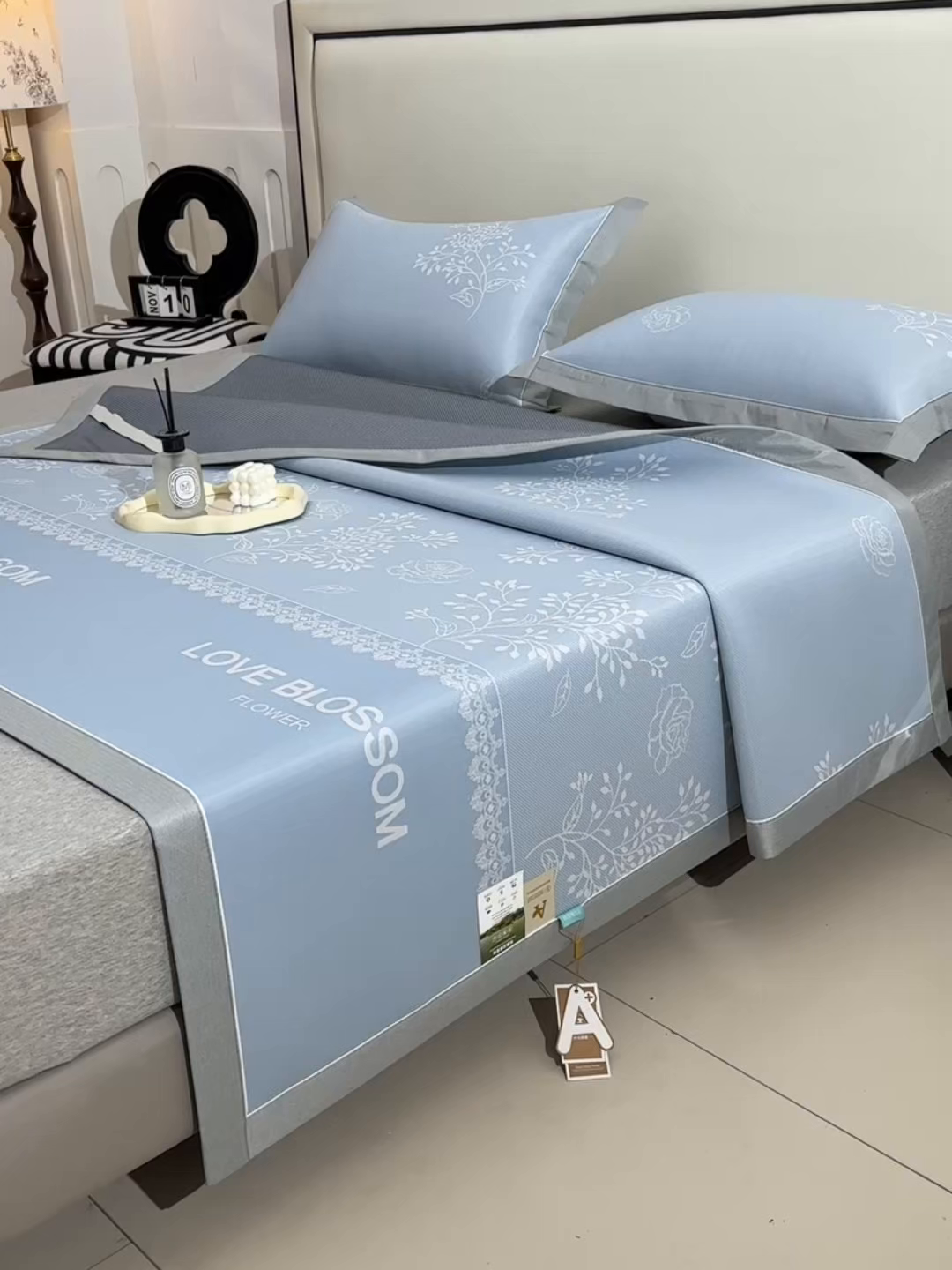 91家纺网 家纺一手货源 找家纺 小牛席业 2026新款PE凉感清新叶语冰丝席凉席席子 蓝色