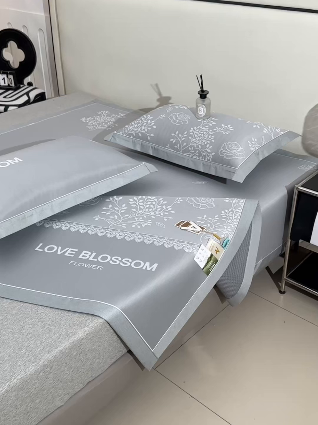 91家纺网 家纺一手货源 找家纺 小牛席业 2026新款PE凉感清新叶语冰丝席凉席席子 灰色