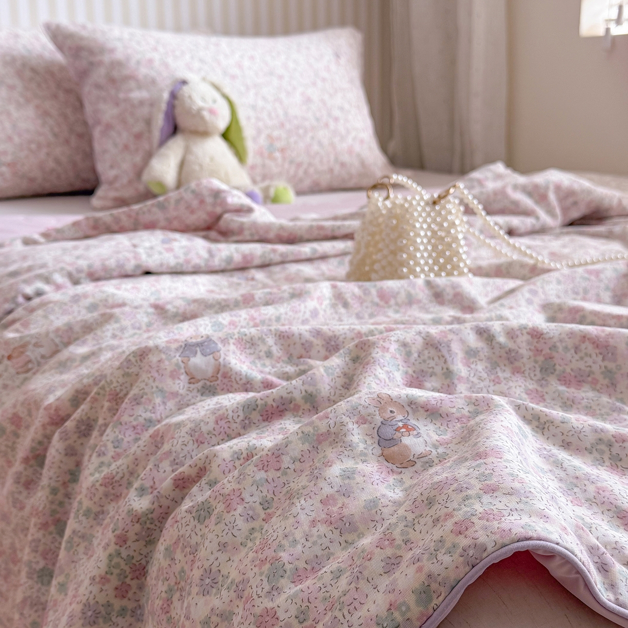 91家纺网 家纺一手货源 找家纺 麦伦家居 2026新品双层纱小冰皮夏被夏凉被空调被 花影兔粉