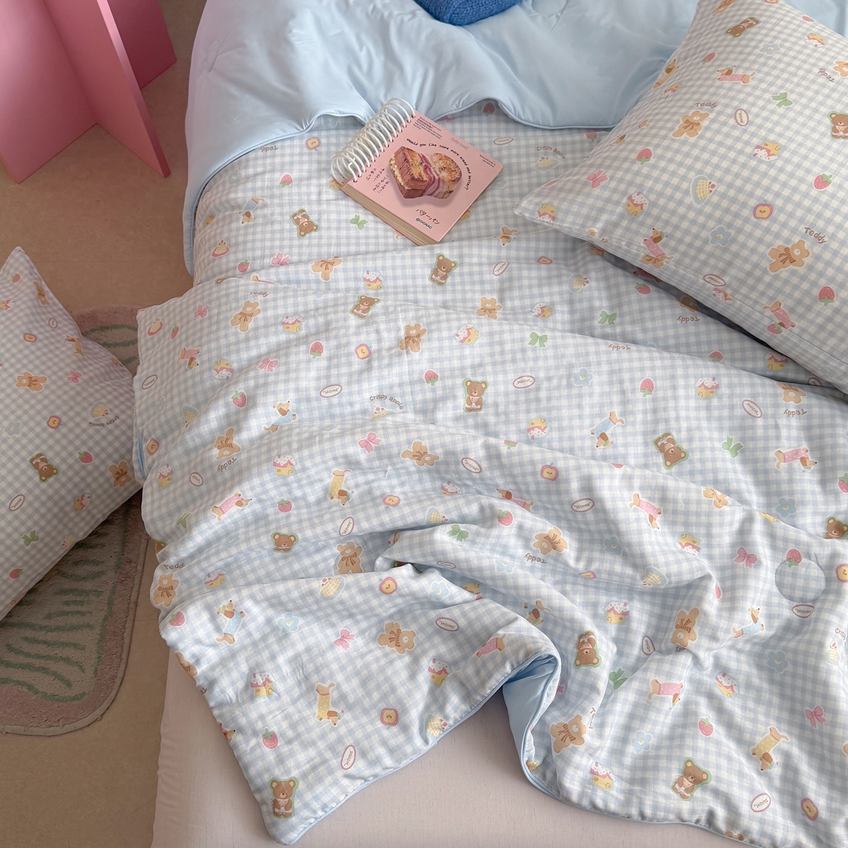 91家纺网 家纺一手货源 找家纺 麦伦家居 2026新品双层纱小冰皮夏被夏凉被空调被 蓝格甜熊