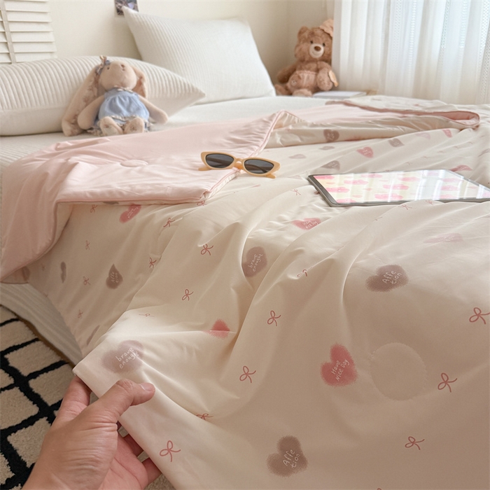 91家纺网 家纺一手货源 找家纺 吾欢心 2026新款仿锦安高克重凉感丝（含氨纶）夏凉被冰激凌空调被凉感小冰皮夏被 爱心蝴蝶结