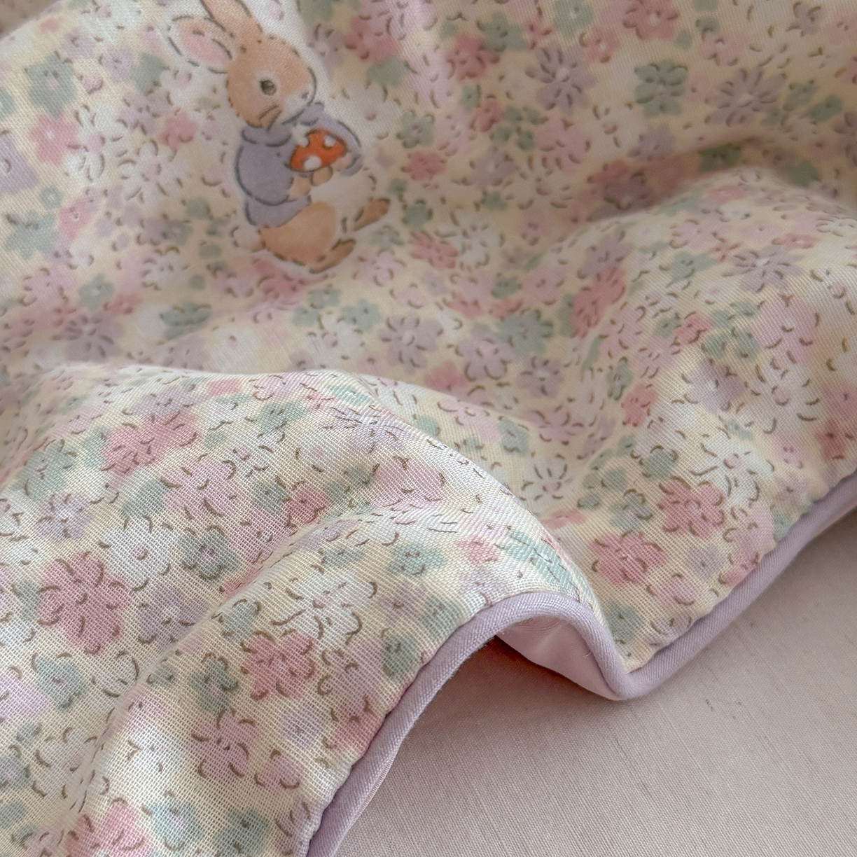 91家纺网 家纺一手货源 找家纺 麦伦家居 2026新品双层纱小冰皮夏被夏凉被空调被 花影兔粉