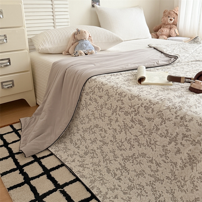 91家纺网 家纺一手货源 找家纺 吾欢心 2026新款仿锦安高克重凉感丝（含氨纶）夏凉被冰激凌空调被凉感小冰皮夏被 复古蔷薇