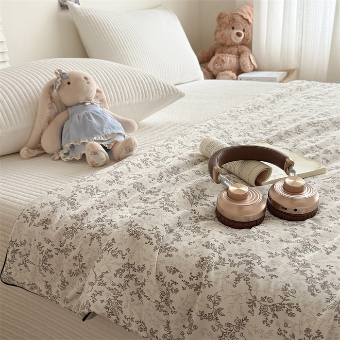 91家纺网 家纺一手货源 找家纺 吾欢心 2026新款仿锦安高克重凉感丝（含氨纶）夏凉被冰激凌空调被凉感小冰皮夏被 复古蔷薇