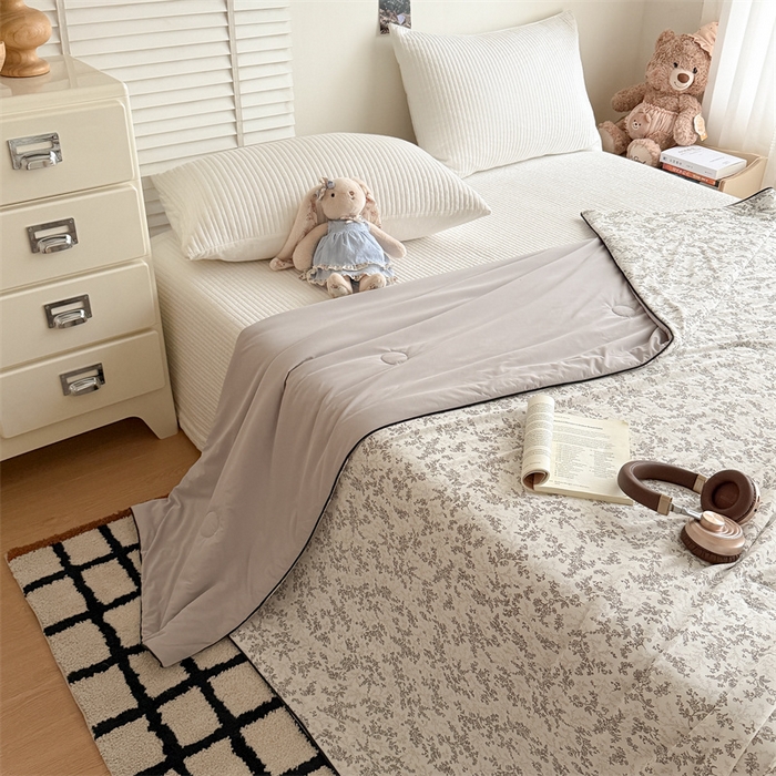 91家纺网 家纺一手货源 找家纺 吾欢心 2026新款仿锦安高克重凉感丝（含氨纶）夏凉被冰激凌空调被凉感小冰皮夏被 复古蔷薇