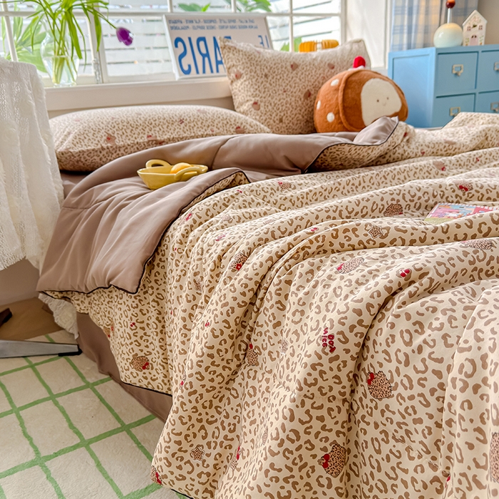 91家纺网 家纺一手货源 找家纺 美派 2026新款古法水洗云朵棉云感纱夏被夏凉被空调被 豹纹樱桃猫