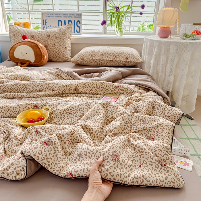 91家纺网 家纺一手货源 找家纺 美派 2026新款古法水洗云朵棉云感纱夏被夏凉被空调被 豹纹樱桃猫