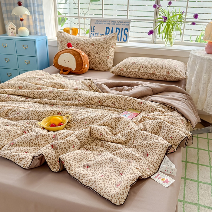 91家纺网 家纺一手货源 找家纺 美派 2026新款古法水洗云朵棉云感纱夏被夏凉被空调被 豹纹樱桃猫