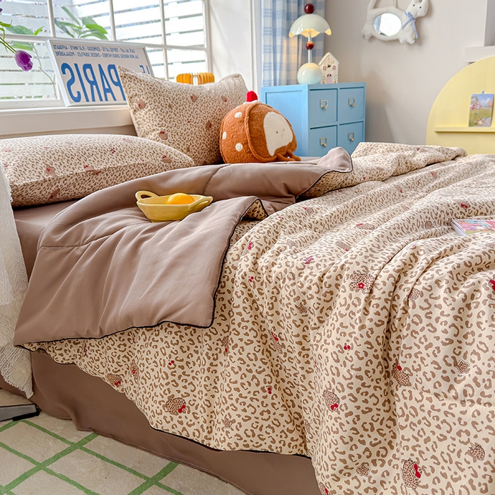 91家纺网 家纺一手货源 找家纺 美派 2026新款古法水洗云朵棉云感纱夏被夏凉被空调被 豹纹樱桃猫