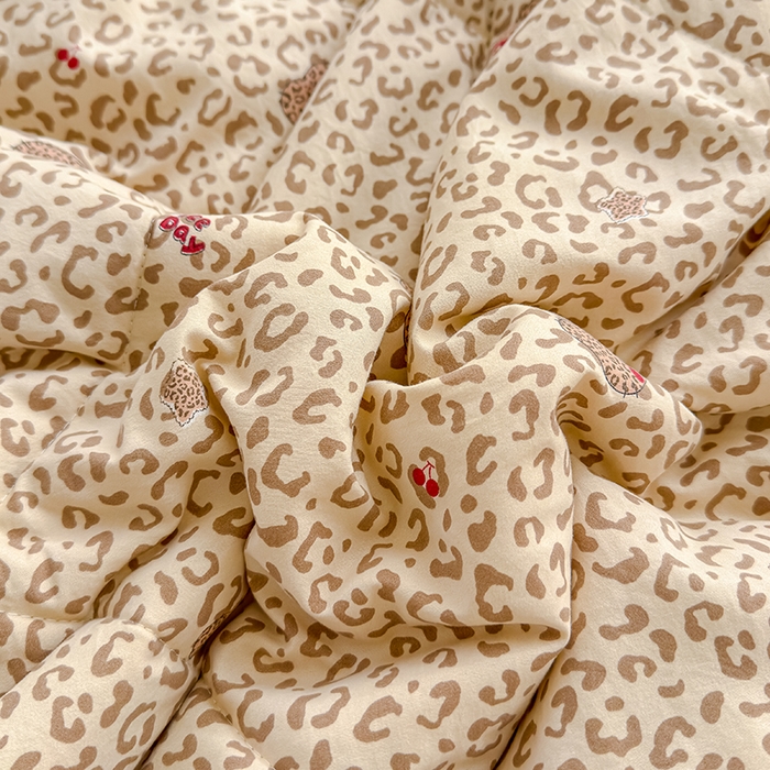 91家纺网 家纺一手货源 找家纺 美派 2026新款古法水洗云朵棉云感纱夏被夏凉被空调被 豹纹樱桃猫