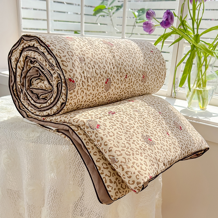 91家纺网 家纺一手货源 找家纺 美派 2026新款古法水洗云朵棉云感纱夏被夏凉被空调被 豹纹樱桃猫