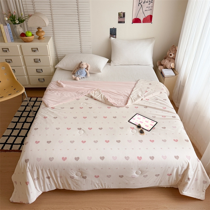 91家纺网 家纺一手货源 找家纺 吾欢心 2026新款仿锦安高克重凉感丝（含氨纶）夏凉被冰激凌空调被凉感小冰皮夏被 爱心蝴蝶结