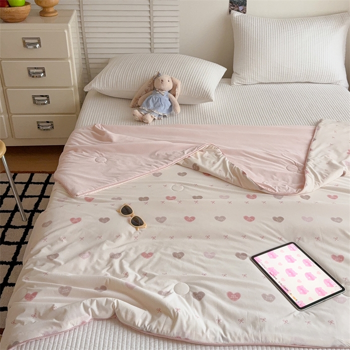 91家纺网 家纺一手货源 找家纺 吾欢心 2026新款仿锦安高克重凉感丝（含氨纶）夏凉被冰激凌空调被凉感小冰皮夏被 爱心蝴蝶结