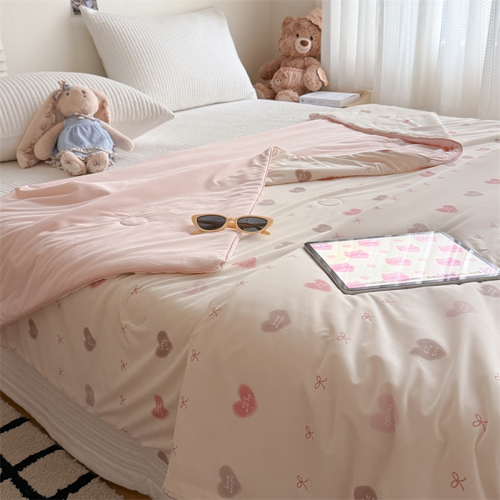 91家纺网 家纺一手货源 找家纺 吾欢心 2026新款仿锦安高克重凉感丝（含氨纶）夏凉被冰激凌空调被凉感小冰皮夏被 爱心蝴蝶结