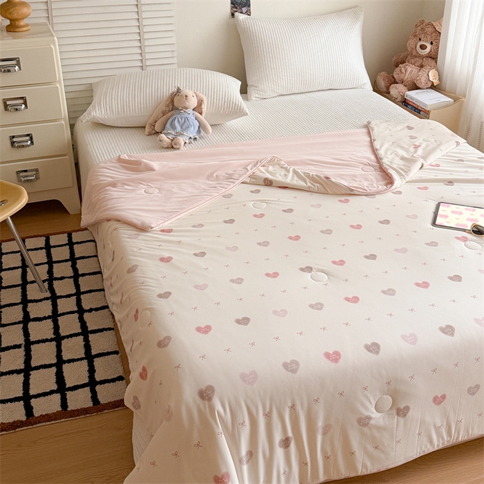 91家纺网 家纺一手货源 找家纺 吾欢心 2026新款仿锦安高克重凉感丝（含氨纶）夏凉被冰激凌空调被凉感小冰皮夏被 爱心蝴蝶结