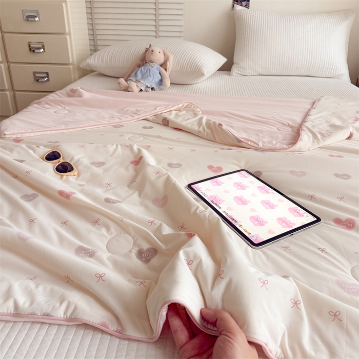 91家纺网 家纺一手货源 找家纺 吾欢心 2026新款仿锦安高克重凉感丝（含氨纶）夏凉被冰激凌空调被凉感小冰皮夏被 爱心蝴蝶结