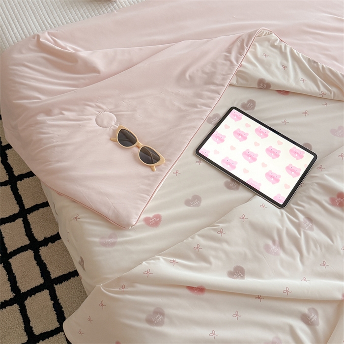 91家纺网 家纺一手货源 找家纺 吾欢心 2026新款仿锦安高克重凉感丝（含氨纶）夏凉被冰激凌空调被凉感小冰皮夏被 爱心蝴蝶结