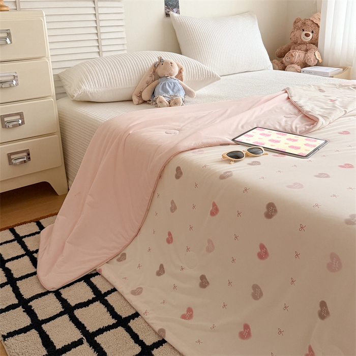 91家纺网 家纺一手货源 找家纺 吾欢心 2026新款仿锦安高克重凉感丝（含氨纶）夏凉被冰激凌空调被凉感小冰皮夏被 爱心蝴蝶结