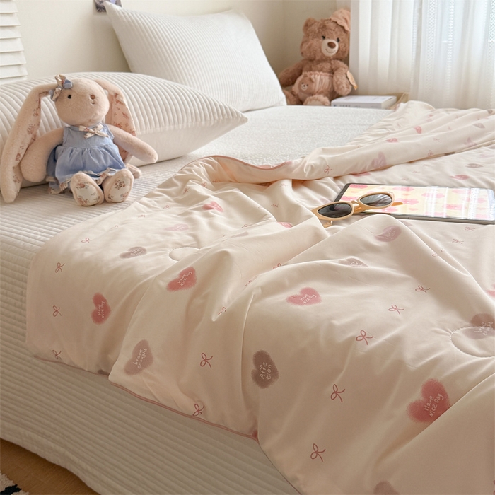 91家纺网 家纺一手货源 找家纺 吾欢心 2026新款仿锦安高克重凉感丝（含氨纶）夏凉被冰激凌空调被凉感小冰皮夏被 爱心蝴蝶结