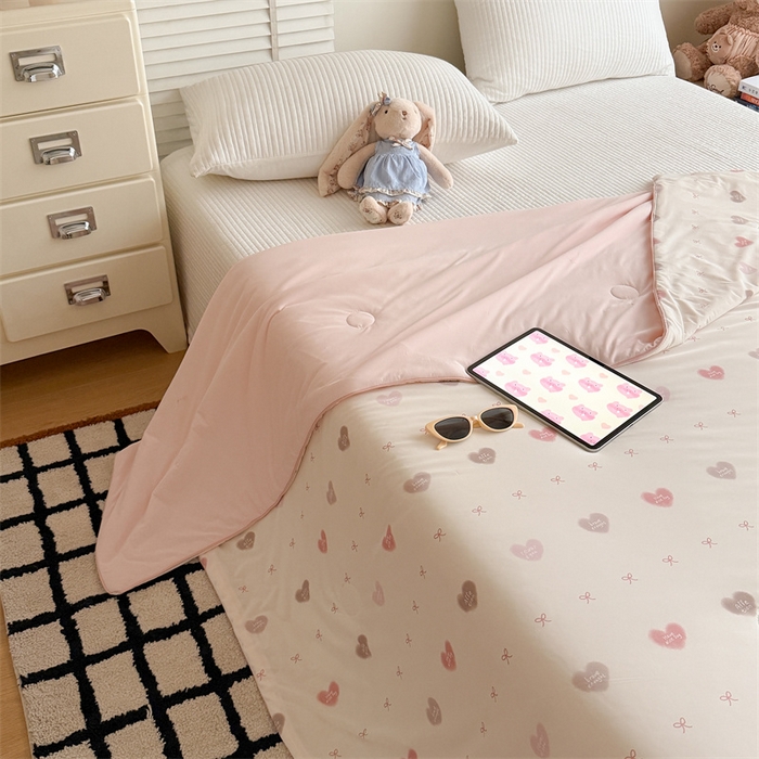 91家纺网 家纺一手货源 找家纺 吾欢心 2026新款仿锦安高克重凉感丝（含氨纶）夏凉被冰激凌空调被凉感小冰皮夏被 爱心蝴蝶结